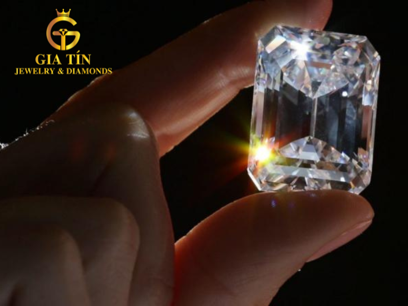 Giải mã sức hút của kim cương qua khả năng khúc xạ ánh sáng