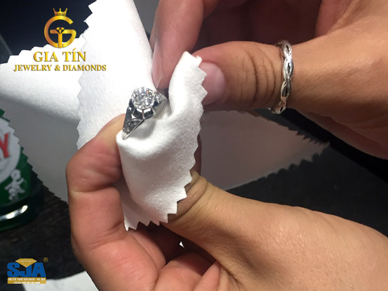 Giải mã sức hút của kim cương qua khả năng khúc xạ ánh sáng